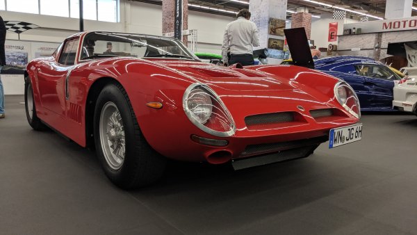 Джото Бидзарини е една от иконите на италианското автомобилостроене: започнал в Alfa Romeo, после работил във Ferrari (създавайки митичното 250 GTO, най-скъпия автомобил понастоящем), разработил Iso Grifo и накрая решил да основе собствена компания за спортни автомобили. 
