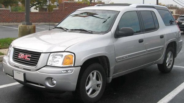 Ако не си спомняте GMC Envoy XUV, това е нормално. Вероятно не са останали много по пътищата, защото бяха пословични с проблемите си. Включването му в списъка на най-зле продаваните американски коли, правени някога, не помага. 

Тези SUV-та от началото на 2000-те предизвикаха вълнение с предлагането на покрив, който се прибира. Не като Porsche Targa и не като мек покрив на кабриолет, а като обратен панорамен люк. Цялата задна секция беше проектирана да се плъзга напред и да оставя квадратен отвор от 81 x 81 см над товарното отделение.

Представете си Mercedes G-Wagen Landaulet, но с гърбав твърд покрив. Не само това, но собствениците можеха да се насладят на заден капак с двупосочно отваряне към товарна зона с вграден дренаж, плюс уникалната система Midgate на GM, която предлага както стъклена преграда тип лимузина, така и възможност за сгъване. 

Ян Санфилипо, изпълнителен вицепрезидент на Automotive Marketing Consultants, каза пред Autoweek, че това е било &bdquo;много, много хитра идея&ldquo;. Може да е било така на хартия, но на практика собствениците откриха дефекти като просто спиране на покрива по средата, разнообразие от течове на вода и заден прозорец на капака, отказващ да се затвори.

