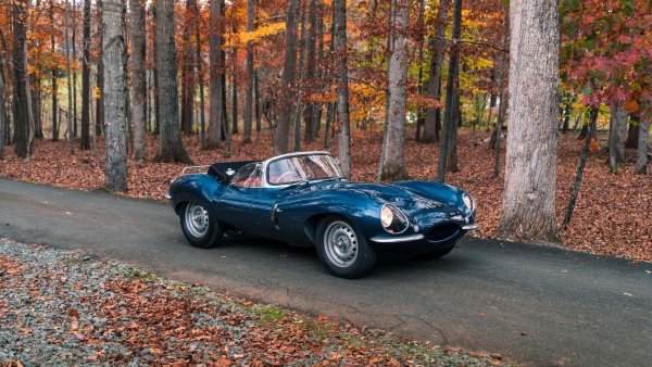 Само 16 бройки от XKSS са произведени в цялата история. И малко от тях са в практически перфектно състояние като този на калифорнийския търг на стойност, оценен на между 11,8 и 12,6 милиона евро. Продаден като нов в Калифорния през 1957 г., този Jaguar участва в няколко състезания по Западния бряг през 60-те години, преди да смени собственика си и да попадне на различни колекционери. 

Пазен е маниакално, като цилиндровата глава, скоростната кутия, задния мост и каросерията все още са с оригиналните серийни номера. 