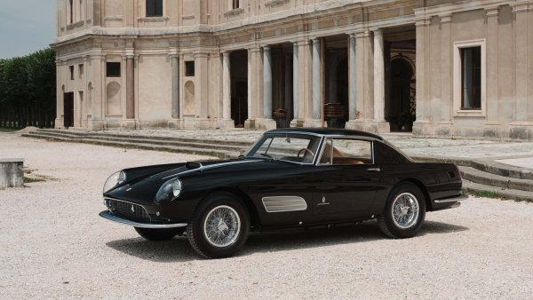 Друг от акцентите на търга на RM Sotheby's е 410 Ferrari 1959 Superamerica Coupé, номер 4 от 12 Series III, произвеждани някога. Боядисано в цвят Tropical Black IVI, като е било реставрирано между 2017 и 2020 г. и получи важни награди през последните години. 

Всъщност това Ferrari спечели платинената награда на Cavallino Classic 2021, спечели в своя клас на Concorso d'Eleganza di Amelia Island 2020 и триумфира през 2023 на Cavallino Classic Modena и Concours d'Elegance Suisse. Стойността му е между 5,75 и 6,75 милиона долара (около 5,2-6 милиона евро). 
