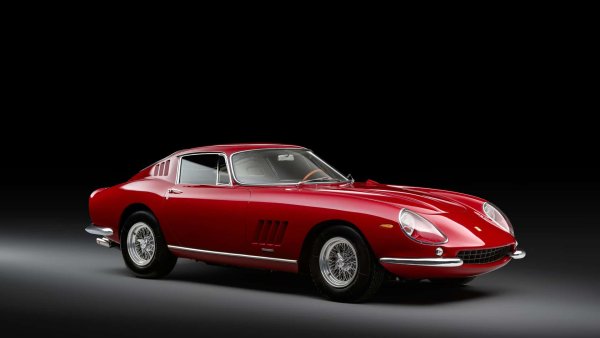 С минало като на истинска звезда това Ferrari. 275 GTB/4 е принадлежало на легендарния Стив Маккуин, който пребоядиса оригиналния модел (доставен в цвят лешник) в червено „кианти“. Автомобилът е сменял собствеността си през годините, като различни купувачи са сменяли цвета и оборудването му. 

През 2009 г. Ferrari беше закупено от бившия пилот Верн Шупан, който реконструира историята му и възстанови червения му цвят. Същият този автомобил беше главният герой на изложба в музея на Ferrari в Маранело и участва в скорошно Concorso d'Eleganza във Villa d'Este. RM Sotheby's оценява продажбата на между 4,5 и 6,3 милиона евро. 