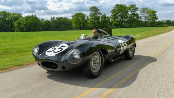 Напълно реставриран през 90-те, D-Type е произведен в 54 екземпляра. Ревниво пазен в колекцията от настоящия собственик повече от 21 години, той има 3,8-литров двигател, преработен от нулата и красив цвят British Racing Green. Може да струва между 4 и 5 милиона евро. 