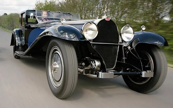 Максималният капацитет на Bentley от 8,0 литра е съвсем стандартна цифра за Bugatti през XXI век. Подобно на Bentley обаче, и Bugatti трябва да погледне столетие назад, за да открие своя рекордьор по обем. Type 41, по-известен като Royale, има редови осмак с обем 12,8 литра, цифра, надвишена в серийните коли само от 13,5-литровите чудовища, създадени от Peerless и Pierce-Arrow преди Първата световна война.
От търговска гледна точка Royale е катастрофа, тъй като е твърде скъп дори за кралските особи по време на Голямата депресия. Двигателят му, напротив, е триумф &ndash; френската държавна железница купува много екземпляри и ги използва за задвижване на локомотиви чак до края на 50-те години. 
