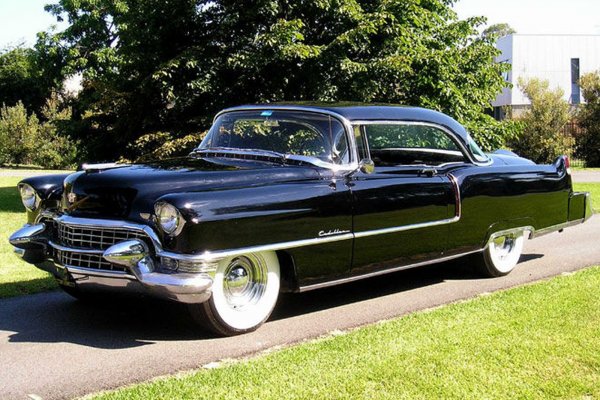 През пролетта на 1953 Клинт отива на "сляпа" среща със секретарката Маги Джонсън, която никога дотогава не е виждал. Нещата потръгват и през есента двамата са вече мистър и мисис Ийстууд. Този Cadillac, с 270 коня и на солената за онова време цена от 6286 долара, е първата им семейна кола. 
34 години по-късно Клинт се снима в екшън комедията "Розовият Кадилак", където обаче вместо Eldorado караше DeVille.
