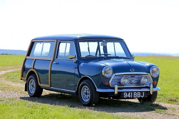 След като подсиленото от Джон Купър Mini прави чудеса в Рали Монте Карло, легендарният инженер решава да пренесе същата идея и върху комбито Mini Traveller. Създадени са само шест бройки, от които две са купени от Стив Маккуин, а една - от Клинт Ийстууд. "Това е много интересна малка кола... доста готина, защото е изключително рядка", обясни Клинт в едно интервю преди време. 
