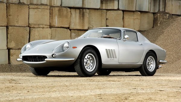 Легендата гласи, че Клинт се двоумял дали да участва в третата част от легендарната спагети-поредица на Серджо Леоне - "Добрият, лошият и злият". От италианската продуцентска компания му предложили по-висока заплата и дори процент от приходите, но той имал съмнения. Тогава му подарили това Ferrari. 
Историята звучи интересно, но истината е, че 275 GTB е подарък за Клинт от продуцента Дино де Лорентис след друг филм - The Witches. 
Ийстууд обича много колата и я кара често. Години след това обаче все пак решава да я продаде - и днес вероятно съжалява, защото цената й е седемцифрена. 
