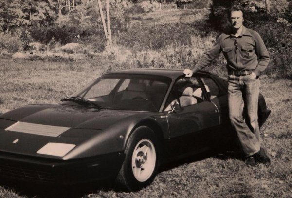 Клинт бързо развива вкус за Ферари след подаръка на Дино де Лорентис, и в крайна сметка купува едно специално Daytona Group 4, което предоставя на приятеля си Пол Нюман за участие в състезания. 
За себе си Клинт купува 365 GT4 Berlinetta Boxer - първото Ferrari с централно разположен V12. 
