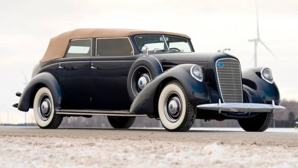 В началото на 80-те Ийстууд се снима в Honkytonk Man като болен от туберкулоза кънтри певец, който прави прощално турне из страната с любимия си Lincoln Model-K кабриолет - една от най-комфортните коли от 30-те години, с 6.8-литров V12 под капака. Във филма героят на Клинт накрая умря, но актьорът толкова хареса автомобила, че го откупи за лично ползване. 
