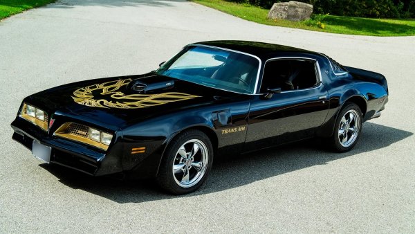 През 1974 Ийстууд и Джеф Бриджис се снимат в Thunderbolt And Lightfoot като двама банкови обирджии и автомобилни крадци. Колата, която карат във филма, всъщност е личният Trans Am на Клинт. Но не единственият му Trans Am, защото после, след успеха на Smokey And The Bandit с Бърт Рейнолдс, компанията пуска специална серия на модела с 6.6-литров двигател, и Ийстууд е сред първите купувачи. 