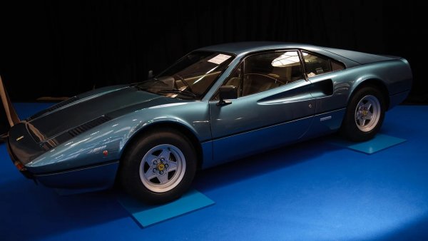 Възрастта явно все пак си казва своето, защото Клинт не си е купувал ново Ferrari от края на 70-те години. Последната му кола със скокливото конче бе това 308 GTB, с дизайн на Pininfarina и паметен V8 мотор. 
