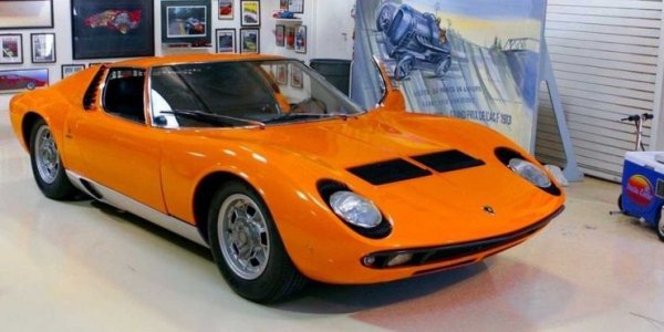 Мнозина смятат именно Miura за първия хиперавтомобил в историята. Произведени са само 741 бройки, а тази на Лено е още по-рядка, защото преди това е била собственост на легендата на американската естрада Дийн Мартин.
