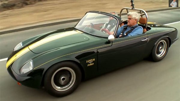 Тази кола е един от първите проекти на митичния конструктор Гордън Мъри, който и до днес я описва като върховната спортна кола от онази епоха. Лено всъщност притежава два Elan-а - eдиният е в напълно оригинално състояние, а другият е бил разработен за състезания от Колин Чапман и е каран от титани като Джим Кларк и Джаки Стюърт. 
