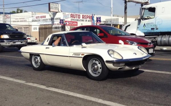 Дебютирала през 1967, това е едва втората серийна кола с роторен двигател с два ротора (след германската NSU Ro80). Произвеждана в съвсем ограничени бройки, Cosmo днес е колекционерска рядкост. От първата серия, като тази в гаража на Лено, са сглобени само 383 машини.
