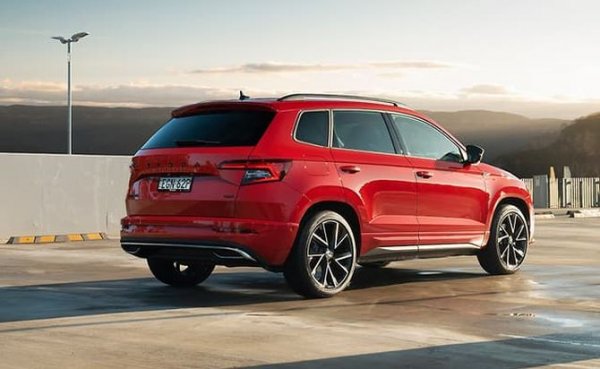 За жалост наследникът на Yeti - Kamiq, се предлага само с предно предаване. Това препраща търсещите 4х4 към по-големия Karoq. Най-достъпната версия с пълно предаване е с двулитров турбодизел, 150 коня мощност и 7-степенен DSG автоматик. Оборудването за тези пари (ниво Business) включва парктроник отпред и отзад, адаптивен темпомат, автоматични светлини, двузонов климатроник и 8-инчова мултимедия. 
