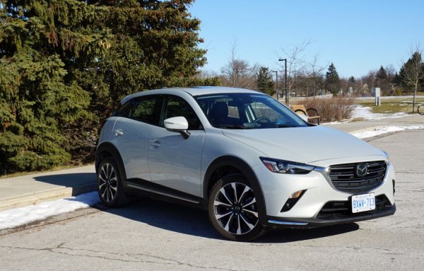 Най-малкият кросоувър на Mazda се предлага със задвижване на двата моста във варианта G122, с двулитров бензинов мотор със 122 конски сили, ръчни скорости и векторен контрол на въртящия момент. Просветът е 175 мм. Оборудването включва радарен круиз контрол, автоматични светлини, разпознаване на пътни знаци, автоматични чистачки, 8.8-инчова мултимедия и парктроник отзад. 
