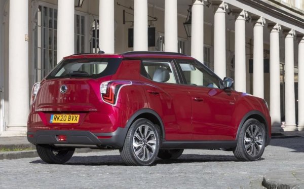 Най-компактният кросоувър на корейската марка (дълъг 4.20 метра) идва със задвижване на четирите колела в комбинация с 1.6-литров дизелов агрегат със 115 коня и ръчни скорости. Минималният просвет е 167 мм. Цената впрочем е на дилъра във Варна, официалният вносител не e счел за нужно да сложи ценова листа на сайта си. 
