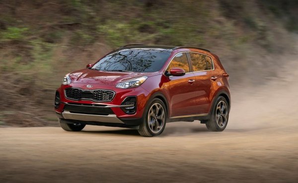 Най-евтината 4х4 версия на Sportage е с 1.6-литровия турбомотор със 177 коня и ръчни скорости. Силният коз на Kia е оборудването, което дори в най-базовото ниво има двузонов климатроник, мултифункционален кожен волан, круиз контрол, подгряване на седалките, включително и на задните, 17-цолови алуминиеви джанти, парктроник отпред и отзад, рейки на покрива, 7-инчова мултимедия с bluetooth и mp3, и автоматични светлини. Просветът е 172 мм. 
