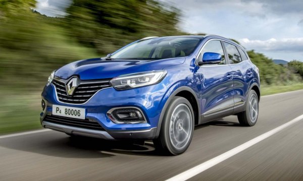 На хоризонта се задава новото поколение на Kadjar и в резултат сега българските клиенти могат да си вземат фейслифта на старото с 4х4 за цена, с около 11 000 лева по-ниска от оригиналната. Тази версия е с 1.7-литров дизел със 150 коня, двузонален климатроник, 18-цолови алуминиеви джанти, хромирани лайстни на вратите и релси на покрива, кожен волан, 7-инчова мултимедия с озвучителна система Bose Surround, отопление на предните седалки, камера за задно виждане и автоматични светлини. Просветът е 200 мм. 
