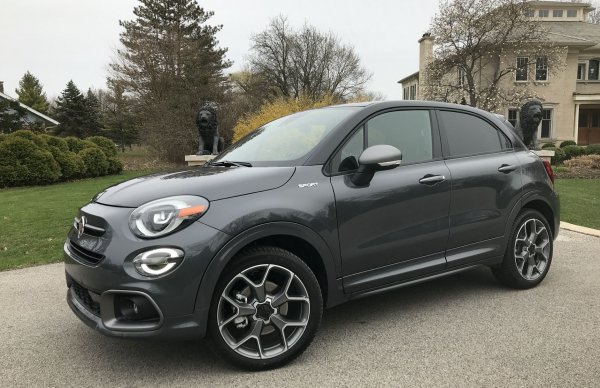 Италианският кросоувър, който дели една платформа с Jeep Renegade, се предлага с 4х4 в комбинация с двулитров дизелов мотор със 150 конски сили и 9-степенен автоматик. Нивото на оборудване Cross дава климатик, круиз контрол и радио с 5-инчов екран, USB и Bluetooth. Цената отново не е на вносителя, а на дилъра в централна и североизточна България. 
