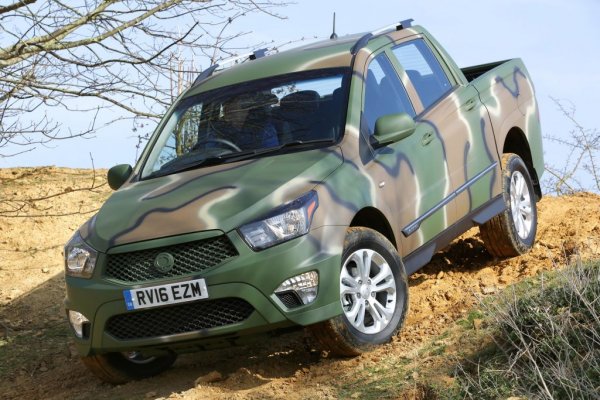 Самите корейци определят този автомобил като "спортен пикап", което обяснява и скромния за класа просвет от 188 мм. Korando Sport обаче си има истинско 4х4 с раздатъчна кутия, 2.2-литров дизел със 178 конски сили, и оборудване, в което влизат климатик, отопление на чистачките, мултифункционален волан и радиоподготовка с тонколони. Посочената цена обаче е за ограничена бройка автомобили на склад.  
