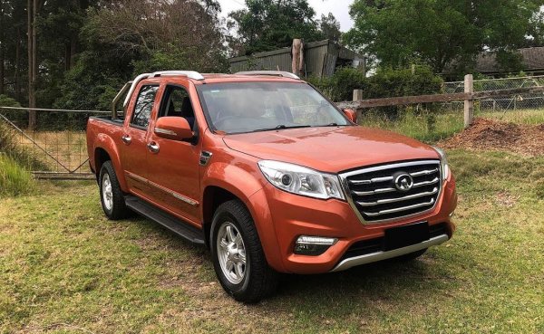 Китайският пикап ползва 2.4-литров бензинов двигател от Mitsubishi и 4х4 система от BorgWarner. Мощността е 122 коня, в съчетание с 5-степенна ръчна скоростна кутия, а в базовото оборудване има климатроник, аудиосистема с тъчскрийн и Bluetooth, и кожен волан. 
