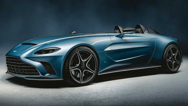 Още един британски производител се присъедини към спийдстър тренда през 2020 г. Става въпрос за Astin Martin и техния брутален V12 Speedster. Машината се задвижва от 5,2-литров 12-цилиндров двигател, с максимална мощност от 700 к.с. и въртящ момент от 753 Нм.

Двигателят е свързан с 8-степенна автоматична трансмисия ZF и с него болидът ускорява от 0 до 100 км/ч за 3,5 секунди, като достига максимална скорост от 300 км/ч.