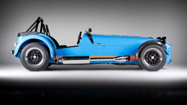 Митичният Caterham Seven обикновено е оборудван със сгъваемо челно стъкло, което означава, че бихте могли да го шофирате и с вятър в лицето, или по-скоро в каската. Най-екстремната версия на модела се нарича 620R и е представена през 2013 година.

За задвижването се грижи двулитров мотор от Ford с компресор, който предлага 314 конски сили и 296 Нм. Ускорението до 100 км/ч е за по-малко от 3 секунди, а максималната скорост е 250 км/ч.