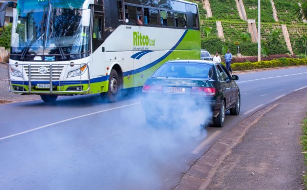 Както вече стана дума, турбокомпресорът намалява емисиите, което означава, че също така драстично намалява количеството отработен дим, излизащ от ауспуха както на бензиновите, така и на дизеловите двигатели.

Когато се образуват прекомерни количества дим дори след загряване на двигателя, това може да е признак на повредено турбо - по-специално пукнатина в корпуса му или износени уплътнения.
Това води до изтичане на масло в изпускателната система, което значително увеличава количеството дим, излизащо от изпускателната тръба на автомобила (или изпускателните тръби). Димът обикновено е синкав и може също да показва износени уплътнения на клапаните или бутални пръстени.