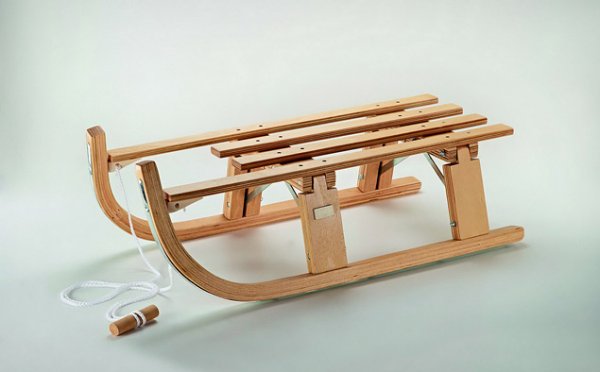 <p><em>Големите автомобилните компании предлагат алтернатива за зимата</em><br />   <strong><br />Volkswagen<br /><br /></strong><span class="rest">Втората  е дървена и може да се побере в багажника на всеки средно голям  автомобил. Тя е напълно обикновена и струва едва 49.90 евро.</span></p>