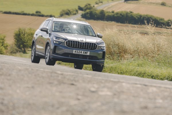 Плюсове - ефективно седемместно разположение, отлично съотношение цена-качество, гъвкав дизелов двигател

Недостатъци - твърдо каране, леко недоизмислено боравене, кабината може да бъде по-лъскава

През 2016 година Skoda навлезе на пазара на седемместни SUV-ове с автомобил, който доста умно улучи баланса между пълноразмерни и средноразмерни опции. Въпреки някои спестени разходи, Kodiaq изпълнява всички функции - дори в базовото ниво SE.

Kodiaq, вече във второто си поколение, има голяма кабина и щедър багажник за автомобил от неговата цена и размер. Всички версии, с изключение на варианта с най-ниско ниво на багажника, стандартно разполагат със седем места. Единственото липсва ширина на кабината.

Гамата от двигатели на Kodiaq се състои от 1,5-литров бензинов двигател с турбокомпресор и мека хибридна система и 2,0-литров дизелов двигател. И двата са възхитителни, но е жалко, че PHEV силовият агрегат се предлага само в петместния вариант, особено с впечатляващия му пробег от 112 кв само в електрически режим. 

Всички Kodiaq са приятни и лесни за управление, макар и малко по-твърди в някои версии.