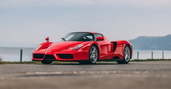 Очаквана цена: 3,000,000 - 3,500,000 евро
Последната хиперкола на Ferrari с двигател с атмосферно пълнене. При дебюта си Enzo бе най-мощният сериен автомобил в света (650 конски сили). Нещо повече - тук бяха вложени много технологии от състезателните болиди на марката във Формула 1. 6-литровият Tipo F140 V12 развиваше 100 км/ч от място за 3.65 секунди. Всички основни панели, както и седалките, са изработени от въглероден композит с цел олекотяване. Това и безмилостните лишения в интериора свеждат теглото до нищожните за един хиперавтомобил 1480 кг. 