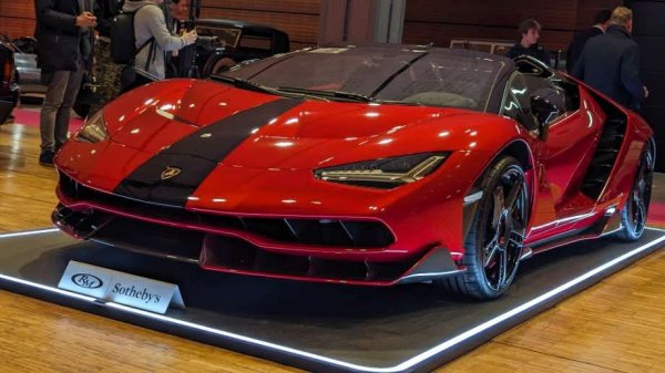 Очаквана цена: 3,000,000 - 4,000,000 евро
Това Centenario е едно от едва 40-те, произведени в чест на 100-годишнината от рождението на Феручо Ламборгини през 2016 (20 купета и 20 роудстъра), и е на практика непокътнато - километражът показва пробег от 71 км. Автомобилът запазва основната конструкция и 6.5-литровия V12 от Aventador, но с увеличена до 770 конски сили мощност. Усъвършенствана е и скоростната кутия, която вече може да превключва само за 50 милисекунди. Корпусът е изцяло от въглеродни влакна. Това е и първото Lambo, оборудвано със завиващи задни колела. Освен това може да променя междуосието си с до 1200 мм, за да улесни маневрирането в граждски трафик. 
