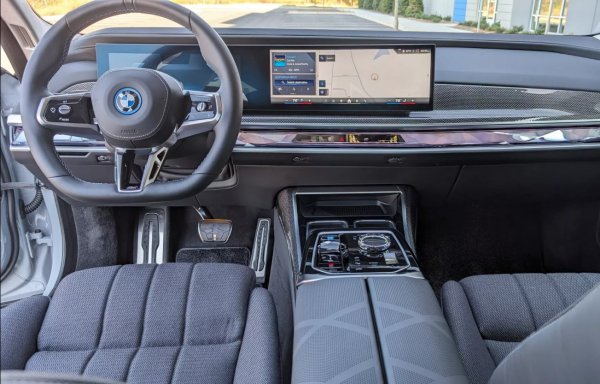 Изненадващо BMW също попада в „черния списък“ на читателите на автомобилното издание. В случая обаче критиката звучи основателно, като основно тя е е срещу управлението на климатичната система от екрана. Същото се отнася и за регулиране на отоплението на седалките, което се извършва през менюта на климатика. Това не само, че не е практично, но и опасно.

Като цяло, системата на BMW е добре, но именно затрудненията с контролите на климатика се оценява като сериозно затруднение.
