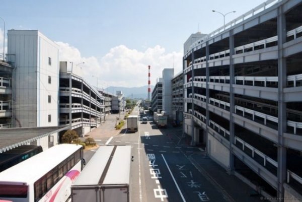 На 6 август 1945 г. над японския град Хирошима е пусната ядрената бомба "Little Boy". И тъй като в Хирошима се намира завода на Mazda, той също е пострадал. Ядрената гъба обхваща площ от 3 километра, като всичко в тази зона е трябвало да бъде изтрито от лицето на Земята. Колкото и удивително да звучи, гората в района става преграда за взривната вълна и спасява завода. А само 4 месеца след взрива работниците се връщат по местата си и продължават да произвеждат автомобили. Сега това е несамо работещ завод, ни и забележителност, която гостите на града посещават.
