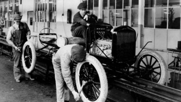 А някога дали сте си представяли, че като дойдете на работа в завод, може да бъдете следен непрекъснато. Колкото и да е странно, това е факт. Системата е измислена още от Хенри Форд, който иска работниците му да бъдат примерни граждани. За целта той създава специален отдел, в който влизат 200 следователи. Те са длъжни да следят за всички служители, като го правят не само в работното им време, но и извън завода.

Следователите е трябвало да внимават, дали работниците употребяват алкохол и наркотици. Постепенно обаче разходите за този отдел започват да тежат на компанията и в крайна сметка той е закрит.
