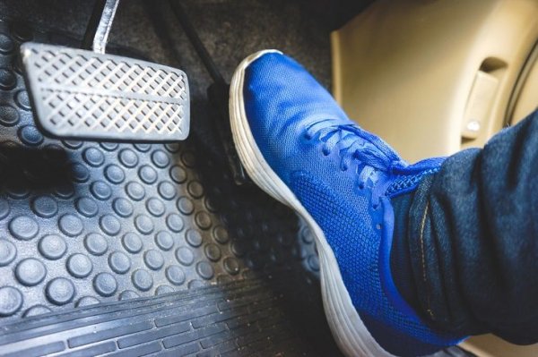 Шофирането с джапанки, кроксове или дори с боси крака създава проблеми. Сръчната работа с педалите е много важна за безопасно движение. Затова шофиране трябва да става с удобни обувки, с които можете да натиснете спирачката, когато това се наложи. Избягвайте обувки с по-големи или по-малки номера.