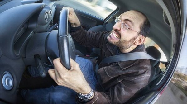 Следващият път, когато изпитате агресивно шофиране – да речем, че някой ни засече на пътя, се опитайте да останете спокоен. Поне половината шофьори на пътя правят такива неща. Изпробването на спирачките, рискованото изпреварване, показването на среден пръст или натискането на клаксона само влошават нещата. Представете си, че сте пешеходец – тогава едва ли ще нагрубите някой, само защото е минал пред вас. Така че, няма причина да се държите различно, когато сте на пътя.