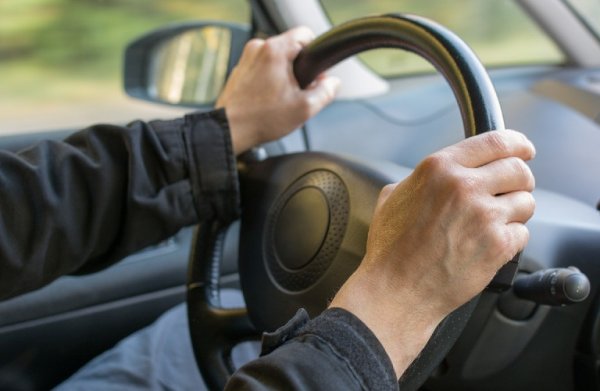 Това, че имаш отлични умения зад волана, не означава, че не трябва да бъдеш непрекъснато нащрек. Опитните шофьори следят за опасности и проблеми, без дори да осъзнават. Това е се е превърнало във втора природа за тях. Игнорирайте телефонните обаждания и получените съобщения, ако телефонът ви не е монтиран на удобно място, като ползването му няма да ви разсее от случващото се на пътя.