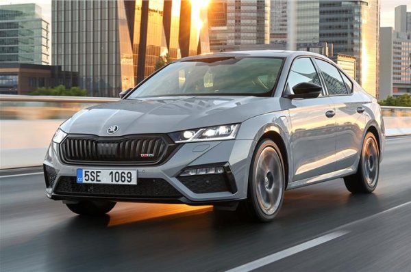 55.2% ръст спрямо 2022

През миналата година Skoda имаше огромни трудности с производството заради липсата на чипове и на кабели от заводите в Украйна. Това се отрази най-вече на по-достъпните модели като Octavia и Kamiq, и доведе до огромни списъци с чакащи поръчки. Сега заводите наваксват и резултатът се вижда: 170% ръст на годишна база при Octavia и почти 201% при Kamiq. Струва си да отбележим и 83 регистрации на електрическия Enyaq. 

Най-продавани модели: 
Octavia - 990
Kamiq - 478
Kodiaq - 349
Superb - 310
Karoq - 278
Fabia - 178
Scala - 165
