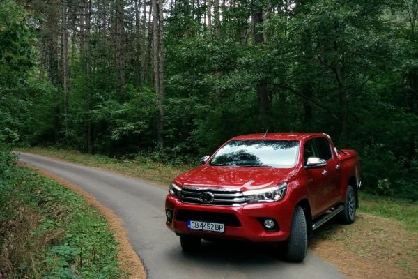 И тук става дума за версия с единична кабина и само задно предаване, иначе с двойна и 4х4 цената отскача до 66 000 лева. Базовият Hilux се задвижва от 2.4-литров дизел, развива 175 км/ч и стига до 100 км/ч от място за 13.2 секунди. Има 22.5 см просвет, и 2.35 метра дълго товарно пространство. Базовото ниво ще ви даде климатик и печка с допълнително подгряване на двигателя и горивопровода. Но извън това оборудването е доста спартанско - в списъка с екстрите четем даже "ръчно отваряеми прозорци" (правилно, можеше и да са неотваряеми). 
