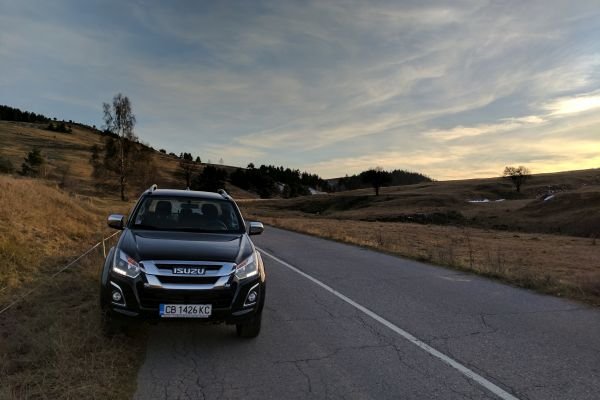 Тази цена обаче е за автомобил с единична кабина и със задно предаване, а за двойна с 4х4 летвата се вдига до 56 000 лева. Плюс на единичната кабина е огромният товарен отсек, дълъг 2.30 метра. Под капака е новият 1.9 дизел на японците със 164 коня, а базовото ниво включва климатик. 
