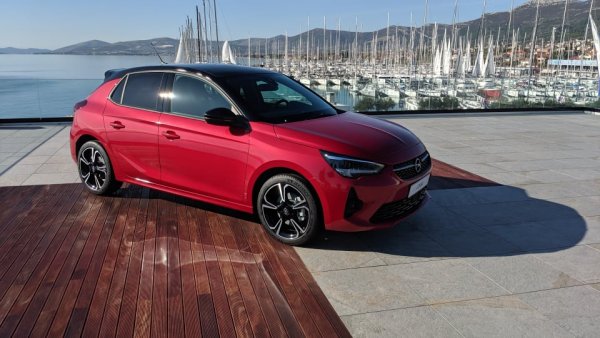 Истинско пропадане за Opel спрямо почти 1300 продажби за същия период на миналата година (74% спад). Eдната причина е в гамата, от която отпадна бестселърът Mokka X, а много достъпната Corsa бе заменена от чувствително по-скъпо ново поколение. Вероятно принос имат и неяснотите около представителството на компанията у нас, които бяха решени едва през това лято с избора на "София Франс Ауто" като нов генерален дистрибутор. През август продажбите растат спрямо юли, макар и минимално. 
