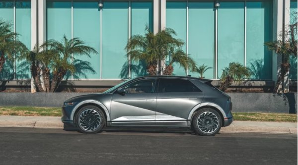 Днес серийният Ioniq 5 е успешен, иновативен EV хечбек, носител на куп награди. Двуцветните джанти с много спици, LED задн