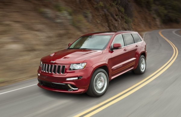 Този SUV има огромен двигател &ndash; мощен 6,1-литров HEMI V8, който развива до 420 к.с. Същият мотор беше инсталиран и на легендарните модели Dodge Challenger и Charger, което придава на Grand Cherokee допълнителна спортна харизма.