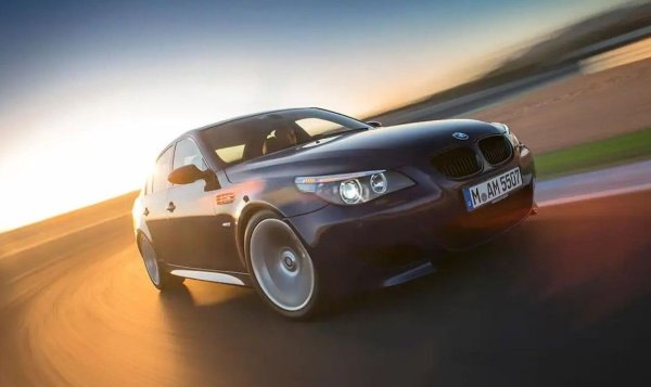 Като типичен бизнес седан от петото поколение BMW, този автомобил изглеждаше доста обикновен. Но под капака имаше мощен 5,0-литров V10 с 500 конски сили. Всъщност, това е единствено M5 с толкова голям мотор.