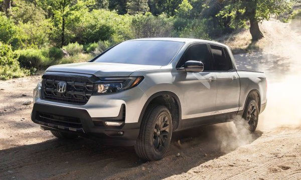 Пикапът на Honda не се отличава особено сред масата подобни модели по пътищата, но неочаквано се оказа собственик на впечатляващ двигател. Това беше подобрен 3.5-литров V6 с мощност 280 к.с.