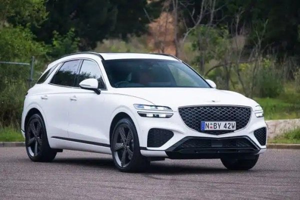 Премиум кросоувърът Genesis също изненадва &ndash; под капака му има V6 с двойно турбо и обем 3.5 литра, който демонстрира отлична производителност &ndash; до 375 к.с. Машината съчетава лукс с впечатляваща производителност.