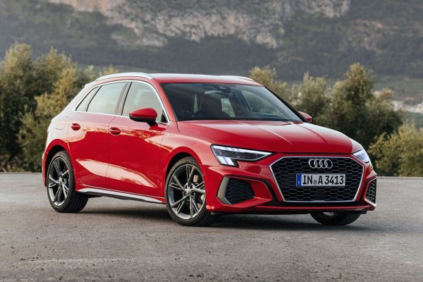 Новите поколения на двата модела дебютираха през миналата година, като получи редица подобрени. Занапред всяко A3, независимо от нивото на оборудване, ще се предлага с изцяло LED-фарове и с дървени подлакътници на вратите. В оборудването на S3 пък добавя подложка за безжично зареждане като част от пакета Convenience. Както S3, така и A3 могат да получат адаптивен круиз-контрол като опция.
