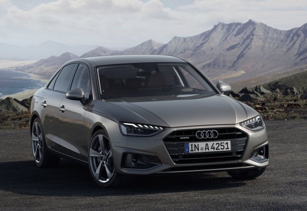 Новостите при тези модели са най-многобройни, така че ще отбележим само основните от тях. Версиите A4 40 и 45 ще получат стандартни LED фарове, а S4 ще се предлага с 19-цолови джанти вместо с 18-цолови, които са част от оборудването до момента. 

И двете семейства A4 и A5 ще се предлагат с опционалния пакет Black Optic Plus, който включва черни странични прагове, черен заден спойлер и черни емблеми.