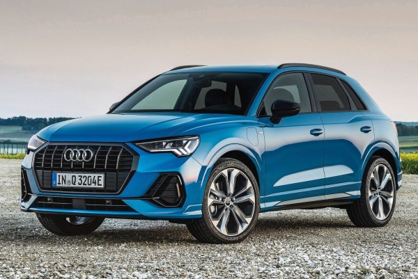 Подобно на A3, A4 и A5, кросоувърът Q3 ще получи нови стандартни LED-фарове за 2023 г. В оборудването на модела вече влиза и подложка за безжично зареждане с усилвател на сигнала, който ще е достъпен във всички модификации. Новите колела също са стандартни. Версията Q3 40 получава нов 18-цолов комплект, докато Q3 45 вече ще се предлага 20-цолови джанти.. 